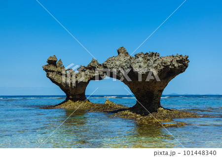 沖縄古宇利島-ハートロック-の写真素材 [101448340] - PIXTA