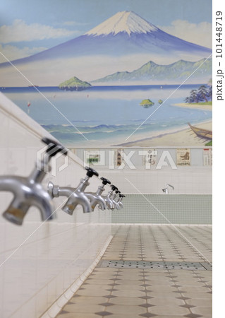 銭湯のイメージ（富士山のペンキ絵を背景にした洗い場のカラン） 101448719