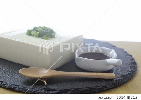 絹ごし豆腐とスプーンに薬味と醬油 絹ごし豆腐とスプーンに薬味と醬油 101449213