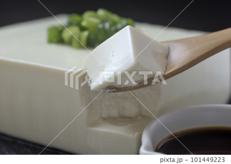 絹ごし豆腐をスプーンで食べる 101449223