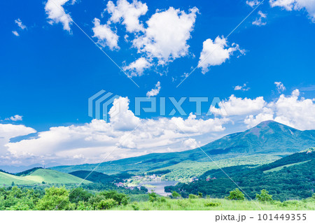 (長野県)夏空の下、白樺湖と蓼科山 (長野県)夏空の下、白樺湖と蓼科山 101449355