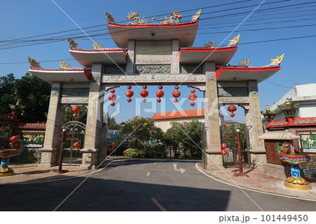 タイ　カンチャナブリーの中華門 101449450