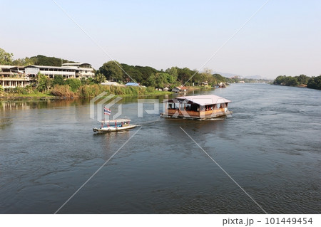 タイ　クウェー川と屋形船 101449454