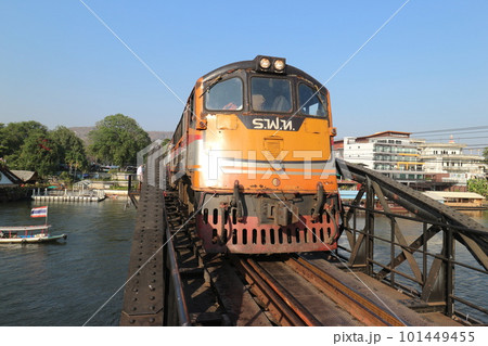 タイ クウェー川鉄橋と列車 タイ クウェー川鉄橋と列車 101449455