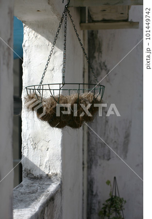白い壁と吊り鉢 白い壁と吊り鉢 101449742