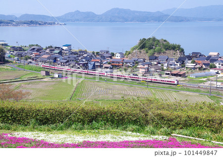 特急やくも号が走る中海沿線の風景 101449847
