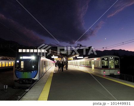 夕暮れの西武秩父駅ホーム 101449931