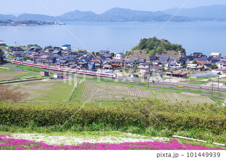 特急やくも号が走る中海沿線の風景 101449939