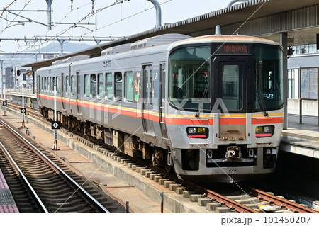 姫路駅に停車中のキハ127系気動車 姫路駅に停車中のキハ127系気動車 101450207