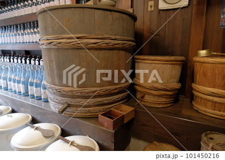 大正・昭和の酒店の店頭（醤油の計り売り） 101450216