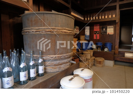 大正~昭和中期頃の酒店の店頭(味噌、醤油、みりんなどの計り売り) 大正~昭和中期頃の酒店の店頭(味噌、醤油、みりんなどの計り売り) 101450220