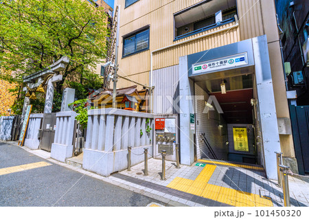 日本の東京都市景観 麻布十番駅(出入口7)や十番稲荷神社などを望む 日本の東京都市景観 麻布十番駅(出入口7)や十番稲荷神社などを望む 101450320
