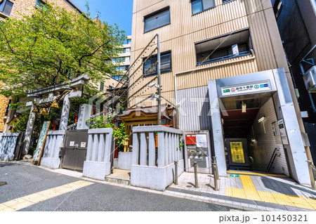 日本の東京都市景観 麻布十番駅(出入口7)や十番稲荷神社などを望む 日本の東京都市景観 麻布十番駅(出入口7)や十番稲荷神社などを望む 101450321