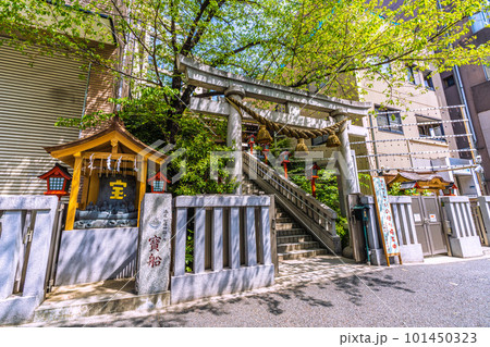 日本の東京都市景観　麻布十番駅（出入口7）や十番稲荷神社、七福神宝船などを望む 101450323