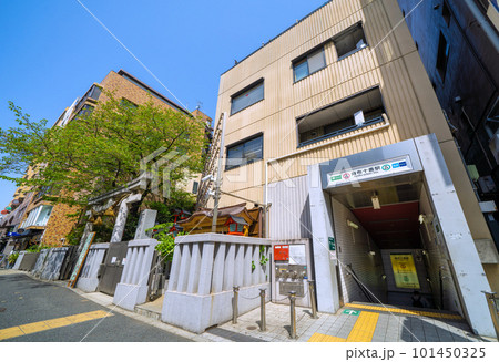 日本の東京都市景観 麻布十番駅(出入口7)や十番稲荷神社などを望む 日本の東京都市景観 麻布十番駅(出入口7)や十番稲荷神社などを望む 101450325