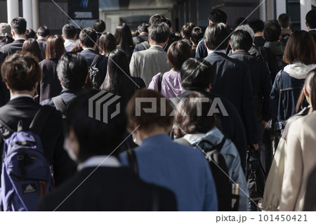 通勤する人たちの後ろ姿 101450421