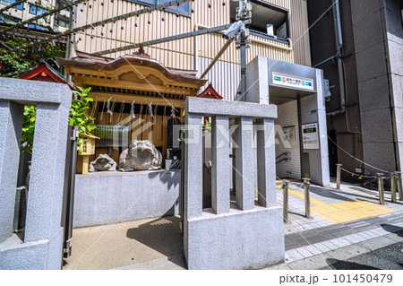 日本の東京都市景観 麻布十番駅(出入口7)。その隣にはかえるが鎮座… 日本の東京都市景観 麻布十番駅(出入口7)。その隣にはかえるが鎮座… 101450479