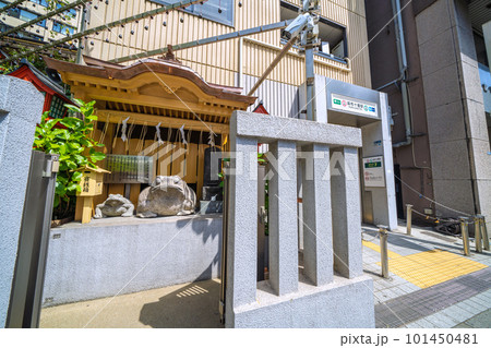 日本の東京都市景観　麻布十番駅（出入口7）。その隣にはかえるが鎮座… 101450481