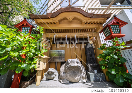 日本の東京都市景観　麻布十番駅（出入口7）の隣に鎮座するかえる（十番稲荷神社）などを望む 101450550