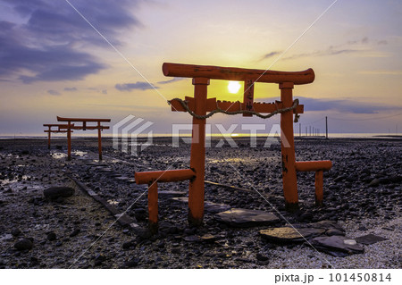 有明海の神秘的な風景　大魚神社の海中鳥居　（佐賀県） 101450814