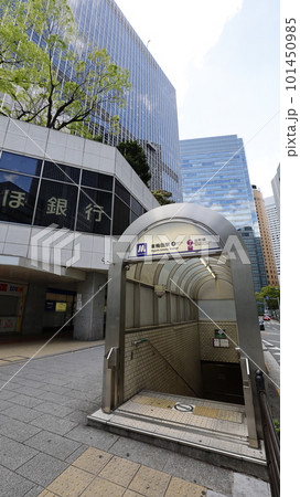 大阪メトロ谷町線の東梅田駅の9号出入口、大阪駅前第4ビルに直結 大阪メトロ谷町線の東梅田駅の9号出入口、大阪駅前第4ビルに直結 101450985