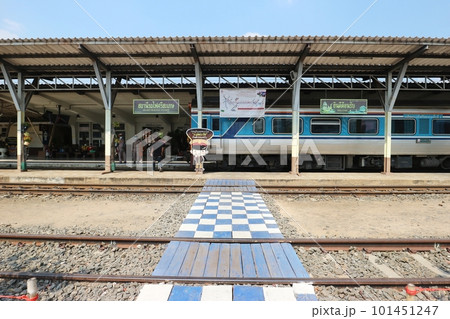 タイ シーサケート駅と列車 タイ シーサケート駅と列車 101451247