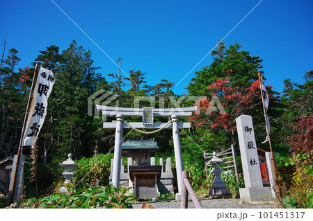 秋空の御岳ロープウェイ山頂駅の御嶽社 101451317