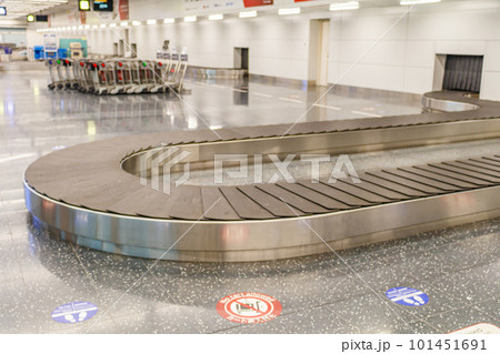 【イメージ素材】国際空港手荷物受取所 101451691