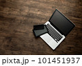 机の上に置かれたノートパソコン 101451937