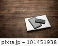 机の上に置かれたノートパソコン 101451938