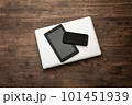 机の上に置かれたノートパソコン 101451939