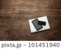 机の上に置かれたノートパソコン 101451940