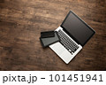 机の上に置かれたノートパソコン 101451941