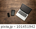 机の上に置かれたノートパソコン 101451942