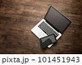 机の上に置かれたノートパソコン 101451943