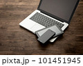 机の上に置かれたノートパソコン 101451945