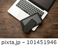 机の上に置かれたノートパソコン 101451946