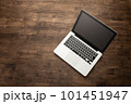 机の上に置かれたノートパソコン 101451947