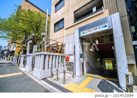 日本の東京都市景観　麻布十番駅（出入口7）や十番稲荷神社などを望む 101452084