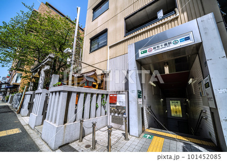 日本の東京都市景観　麻布十番駅（出入口7）や十番稲荷神社などを望む 101452085