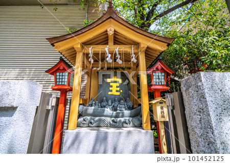 日本の東京都市景観　麻布十番駅（出入口7）の隣にある十番稲荷神社・七福神宝船などを望む 101452125