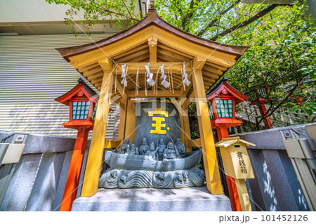 日本の東京都市景観 麻布十番駅(出入口7)の隣にある十番稲荷神社・七福神宝船などを望む 日本の東京都市景観 麻布十番駅(出入口7)の隣にある十番稲荷神社・七福神宝船などを望む 101452126