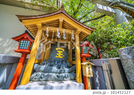 日本の東京都市景観 麻布十番駅(出入口7)の隣にある十番稲荷神社・七福神宝船などを望む 日本の東京都市景観 麻布十番駅(出入口7)の隣にある十番稲荷神社・七福神宝船などを望む 101452127