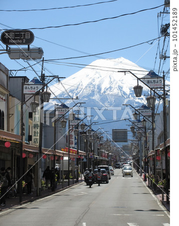 山梨県富士吉田市の本町通り（富士みち）から望む富士山 101452189