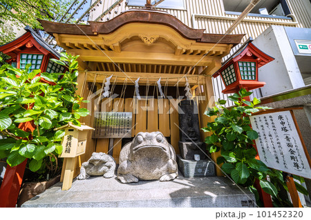 日本の東京都市景観　麻布十番駅（出入口7）の隣に鎮座するかえる（十番稲荷神社）などを望む 101452320