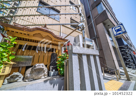 日本の東京都市景観 麻布十番駅(出入口7)の隣に鎮座するかえる(十番稲荷神社)などを望む 日本の東京都市景観 麻布十番駅(出入口7)の隣に鎮座するかえる(十番稲荷神社)などを望む 101452322
