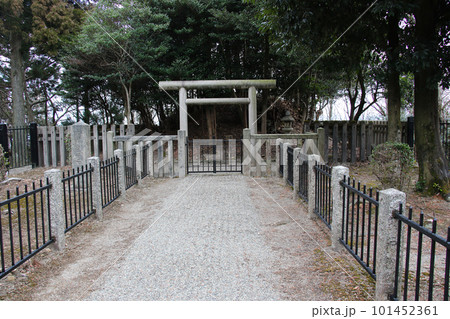 二上山の雄岳山頂にある大津皇子二上山墓の案内 二上山の雄岳山頂にある大津皇子二上山墓の案内 101452361