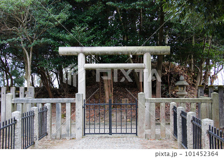 二上山の雄岳山頂にある大津皇子二上山墓 101452364