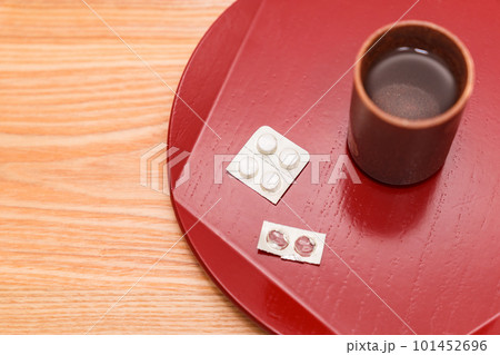 くすり を 飲む 【 服薬 の イメージ 】 くすり を 飲む 【 服薬 の イメージ 】 101452696