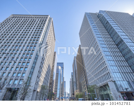 東京大手町・丸の内 高層ビルを見上げるオフィス街の風景 東京大手町・丸の内 高層ビルを見上げるオフィス街の風景 101452781